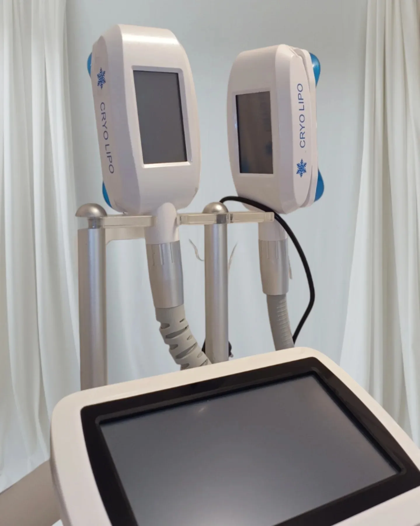 Dvije glave uređaja Cryo Lipo na stalku