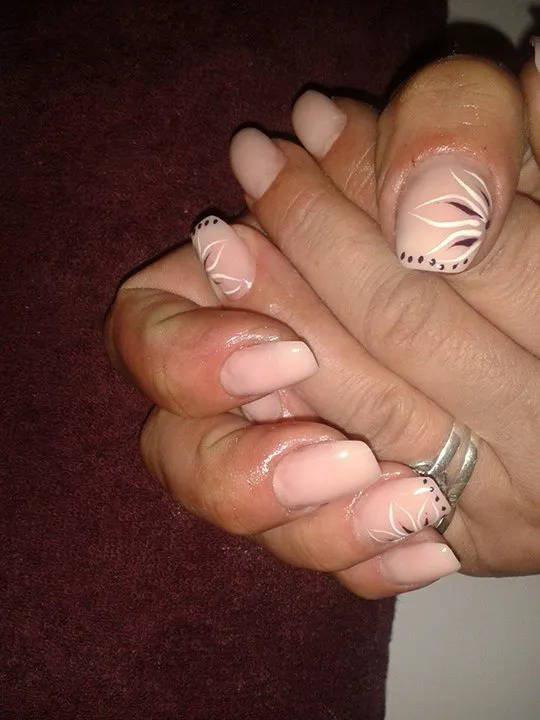 Nail art s cvjetnim uzorkom