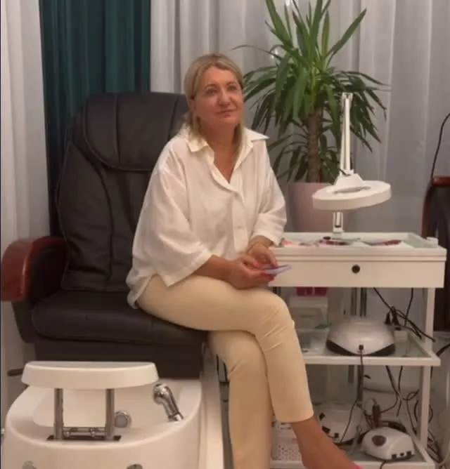 Anđela Škaro Pezer sjedi u salonu, uz stolicu za pedikuru